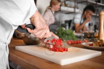 Male chef cutting vegetables during cooking classes, closeup�