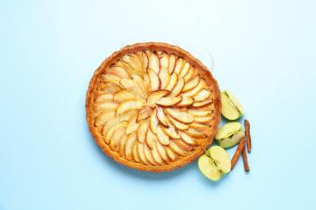 Tasty apple pie on color background�