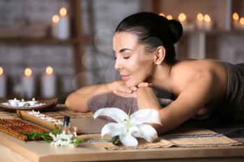 Beautiful young woman relaxing in spa salon�
