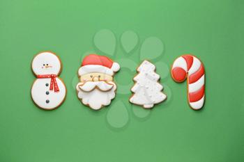 Tasty Christmas cookies on color background�