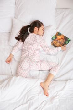 Cute little Asian girl sleeping in bed�