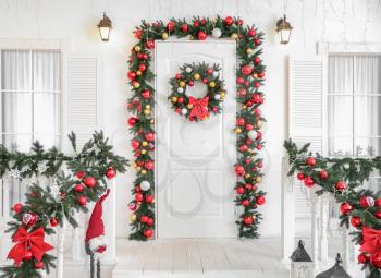 Porch of house with beautiful Christmas decor�