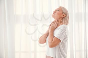 Woman with thyroid gland problem at home�
