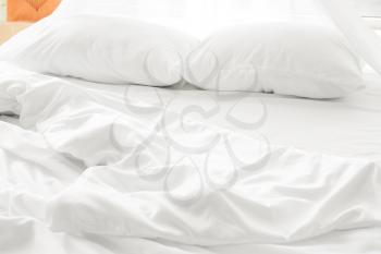 Soft white linen on bed�