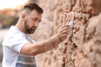 Man placing note in the Wailing Wall�
