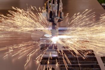 Plasma cutting process of metal material with sparks