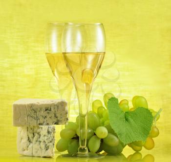 white wine with blue cheese and grape
