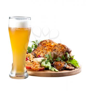 Grilled knuckle of pork with vegetables and beer