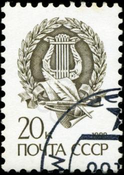 RUSSIA - CIRCA 1998: A stamp printed in Russia shows Harp inside Laurels, circa 1998.