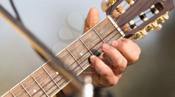 hand man playing the guitar