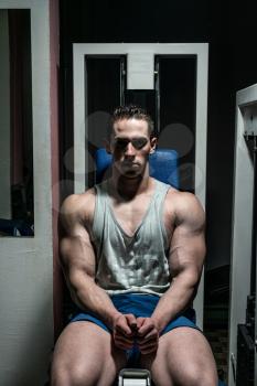 young bodybuilder resting at the bench