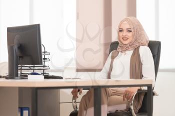 Muslim Business Ladie Working On Computer In The Office