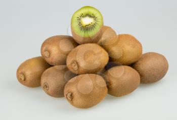 Green kiwi slices and whole kiwi fruit