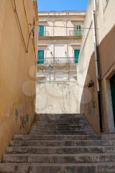 steps between houses in Noto, Sicily