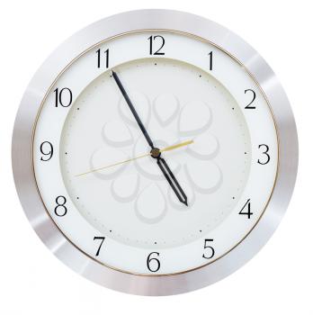 five minutes to five o clock on the dial round wall clock