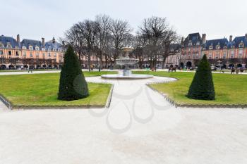 Place Des Vosges - oldest planned square in Paris