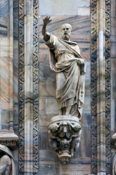  statue in the front of the dome of milan