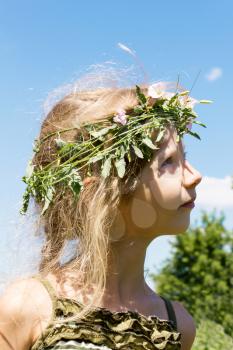 Girl in the grass wreath convolvulus arvensis 4633