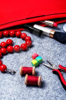 Set of tools and accessories for making necklaces