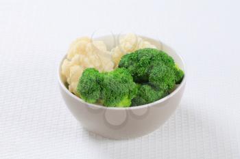 Boiled cauliflower and broccoli in a bowl