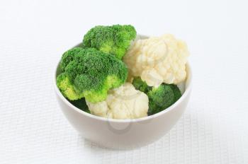 Boiled cauliflower and broccoli in a bowl