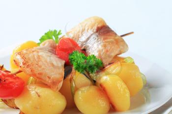 Fish skewer and potatoes - detail