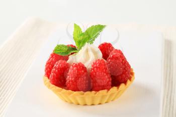 Pastry crust filled with fresh raspberries and cream