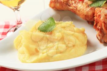 Side dish - Mashed potato served with roasted chicken drumsticks