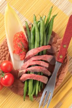 Strips of roast beef with green beans