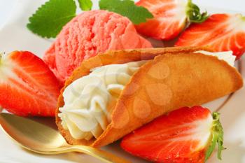 Czech cream-filled gingerbread cookie (Stramberk ear) with fresh strawberries and ice cream