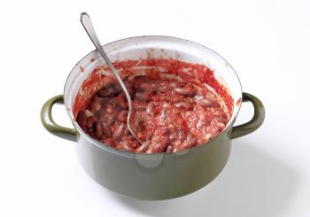 Vegetarian kidney bean chili in a saucepan