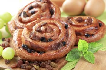Pains aux raisins - Puff pastry swirls with raisins