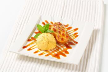 Small Dutch cakes (Roomboter kano's) with ice cream and sweet drizzle sauce