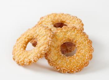 Ring-shaped cookies topped with granulated sugar