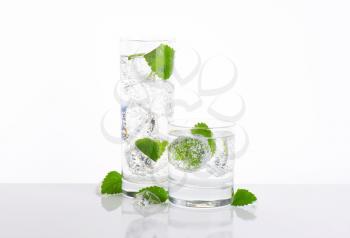 glasses of fizzy water with mint and ice