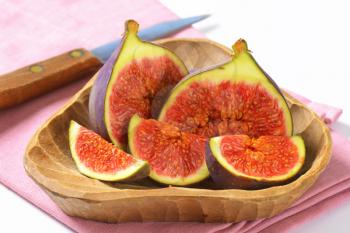 Fresh figs cut into halves and wedges