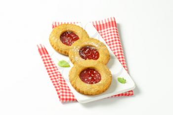 Round Linzer cookies filled with raspberry preserve