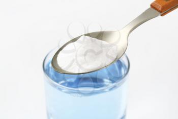spoon of baking soda and glass of water