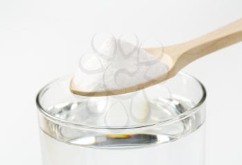 spoon of baking soda and glass of water