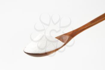 cooking soda on wooden spoon