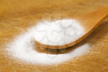 cooking soda on wooden spoon