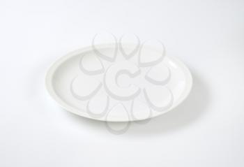 Round porcelain plate with ribbed edge