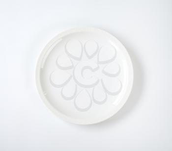 Round porcelain plate with ribbed edge
