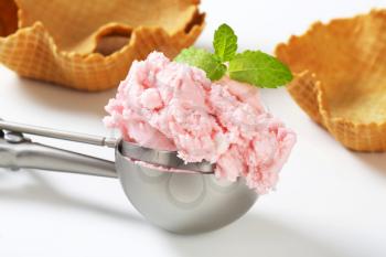 strawberry ice cream scoop and waffle baskets
