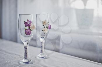 Glasses for champagne with a pattern from flowers.