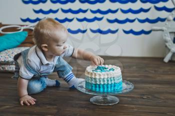Kid eats cake with his hands.