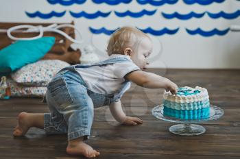 Boy eating cake with your hands.