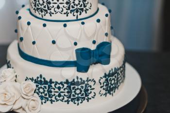Cake with dark blue patterns and roses.