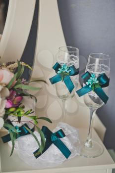 Wine glasses adorned with ribbons.