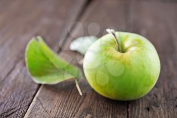 fresh and green apple on the wooden table